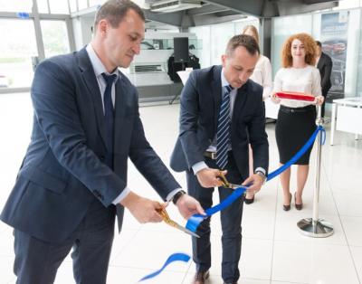 Группа компаний АИС открыла в Днепре концептуальный автоцентр Peugeot