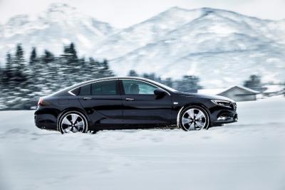 Новая Opel Insignia – победитель в номинации «Зимний автомобиль 2018»